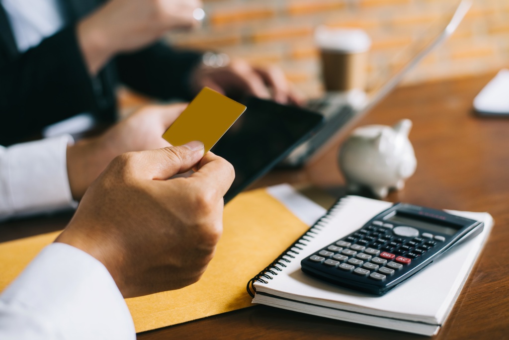 businessman-hold-credit-cards-conduct-financial-transactions-via-tablets-financial-analysis.jpg блокнот